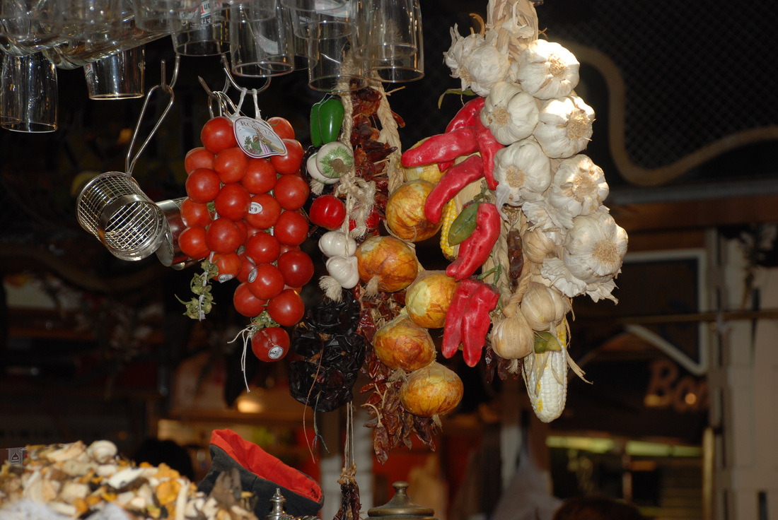 Image tomatoes and onions hanging